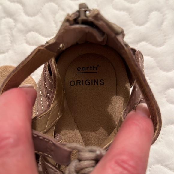 Earth Origins sz 8 Adorable Sandals - Picture 3 of 4